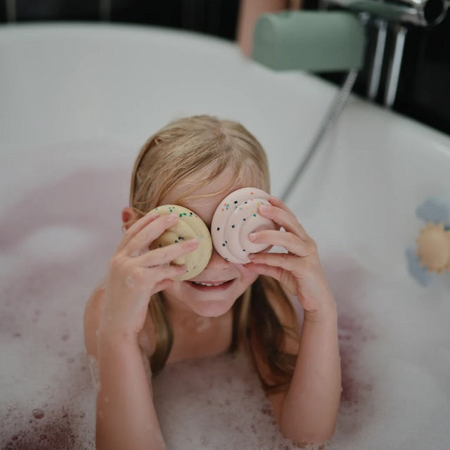 Mushie izglītojošo rotaļlietu krūzes tornis — meža krāsas (mežs)