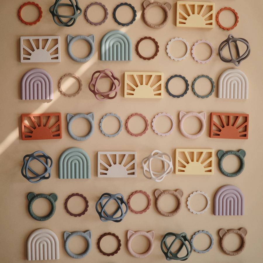 Mushie silikona košļājamā bumbiņa Žāvēts timiāns