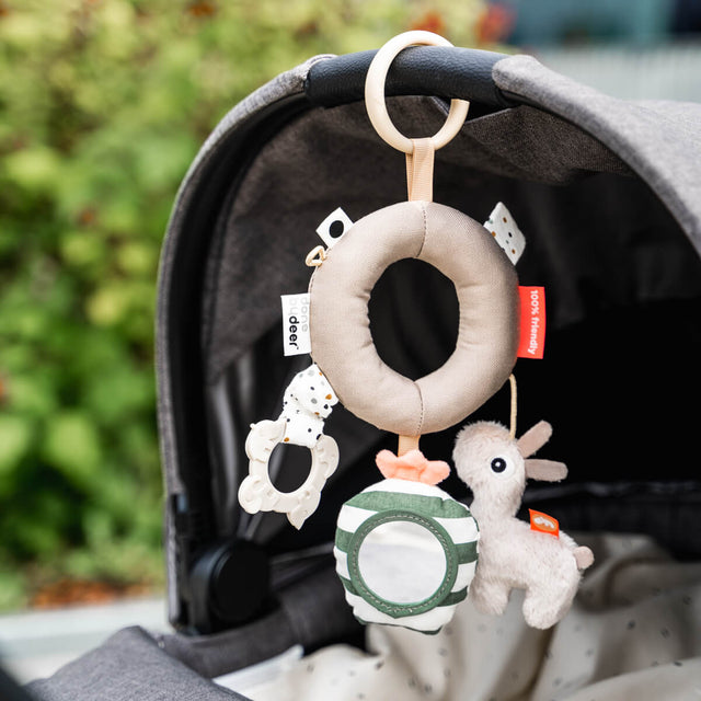 Izgatavoja Brieža piekaramā rotaļlieta — aktivitātes ritenis Lalee Sand