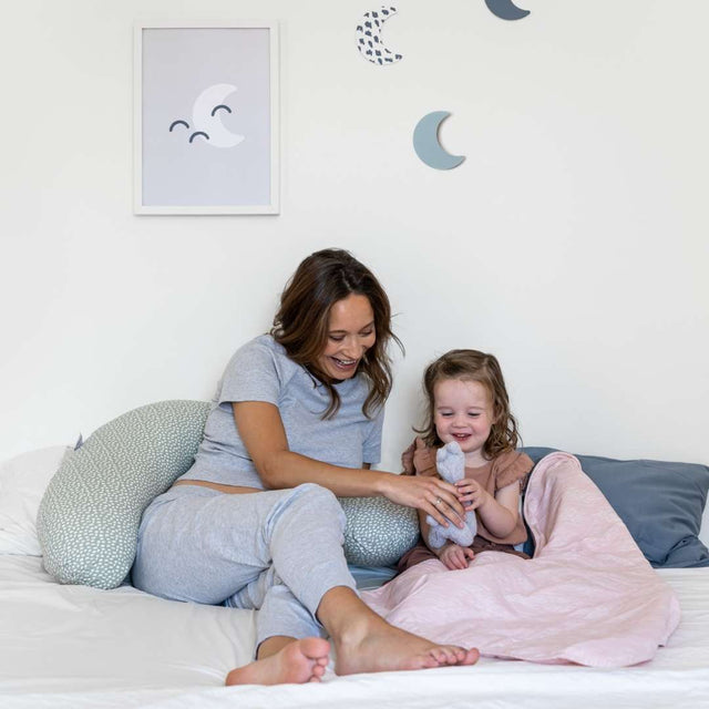 Doomoo Buddy barošanas un grūtniecības spilvens mākoņains Kaki