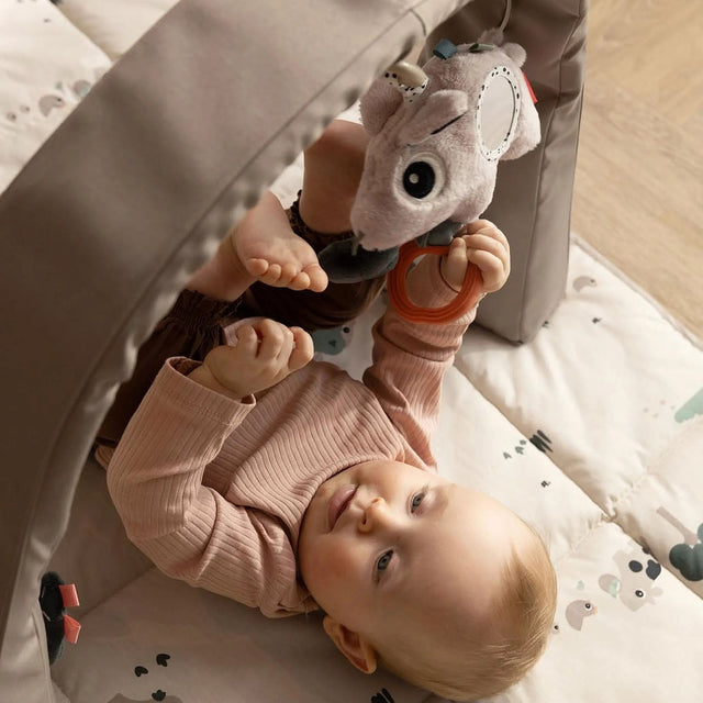 Izgatavoja Brieža piekaramā rotaļlieta — aktivitātes ritenis Lalee Sand