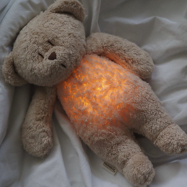 Moonie 2.0 organiskais lācīša miega spilvens - kapučīno ar skaņas ierakstīšanas funkciju