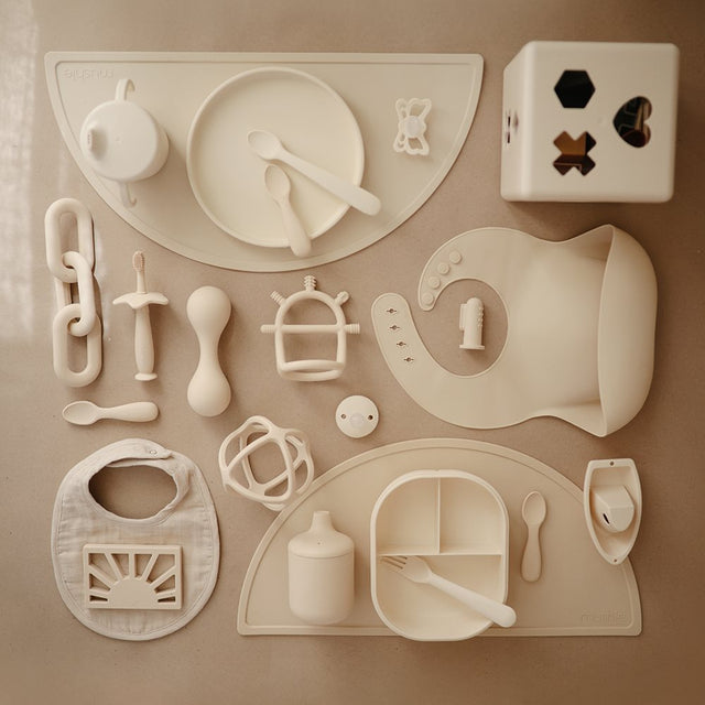 Mushie silikona košļājamā bumbiņa Shifting Sand