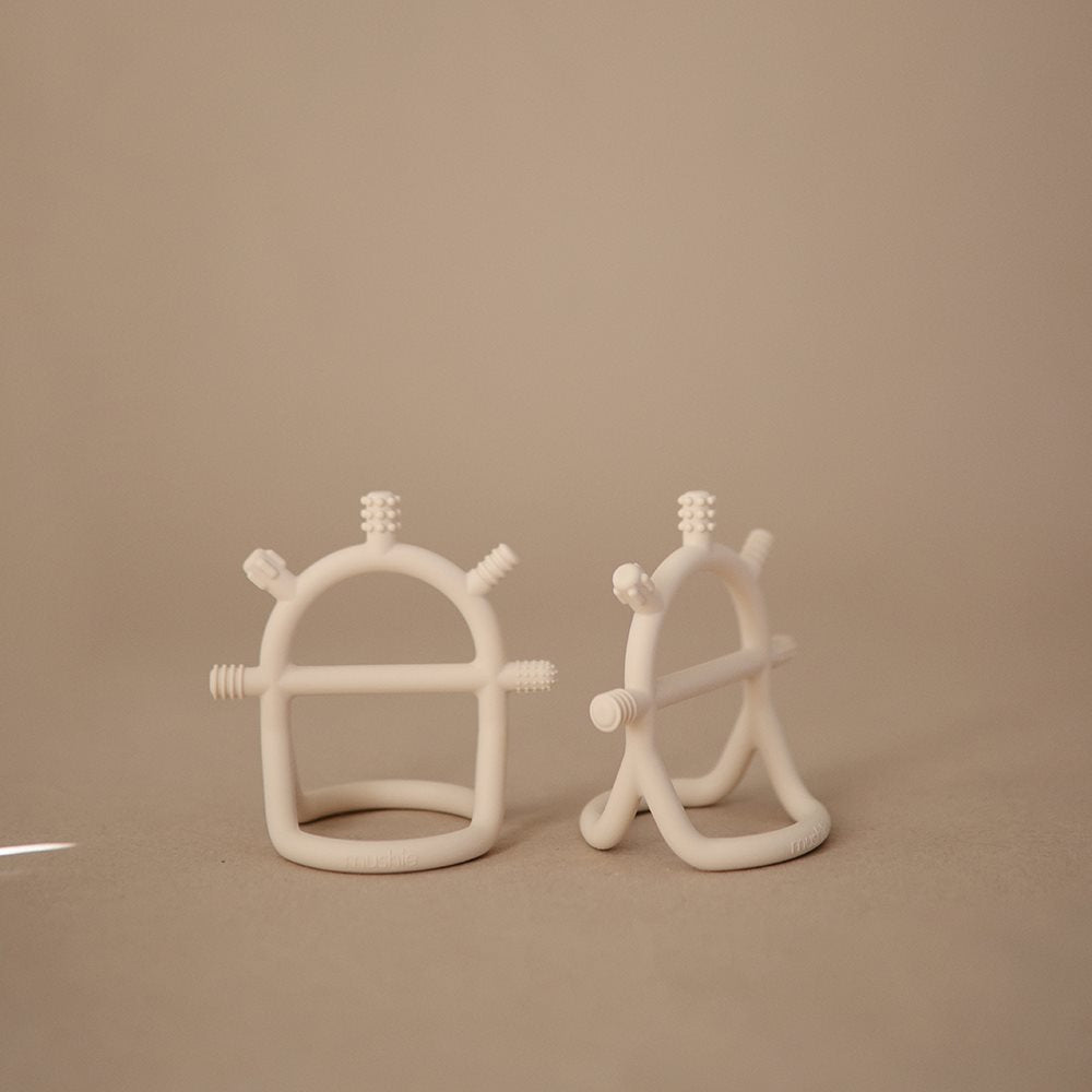 Mushie silikona košļājamā bumbiņa Shifting Sand