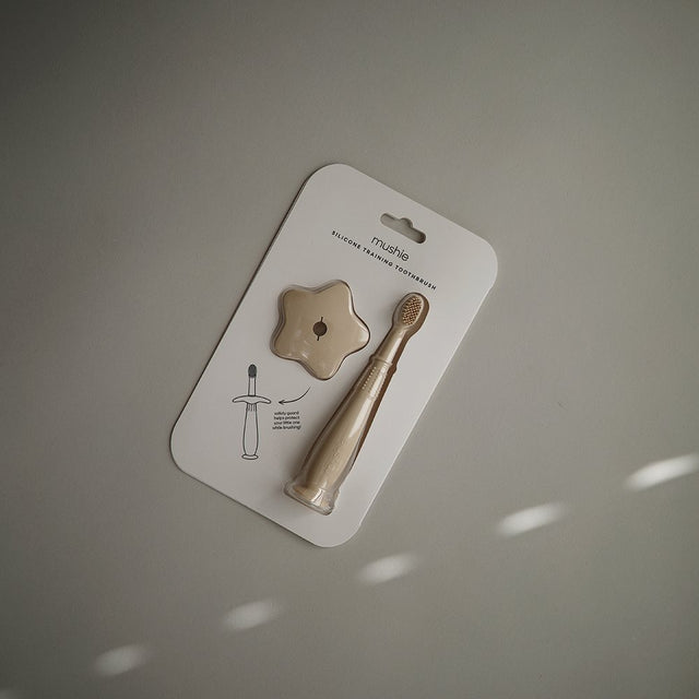 Mushie izglītojoša silikona zobu birste (Shifting Sand)