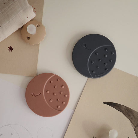 Mushie Chewer Moon (dzelzs)