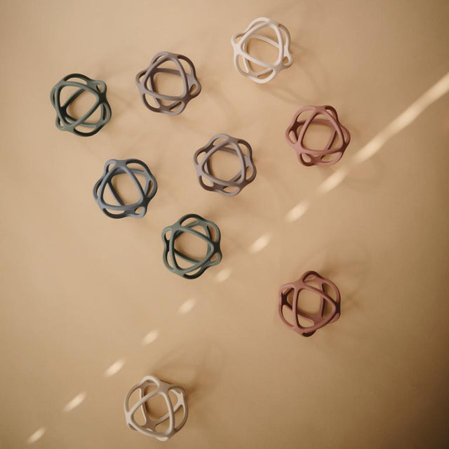 Mushie silikona košļājamā bumbiņa Shifting Sand