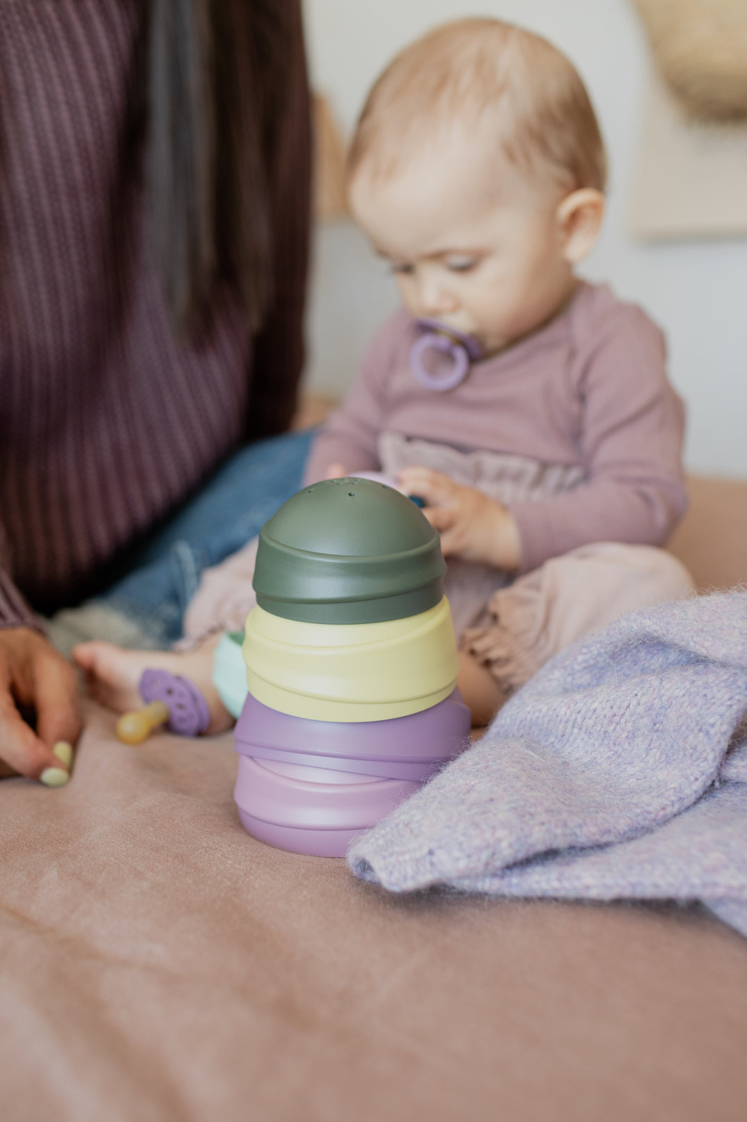BIBS izglītojošs rotaļlietu šūpošanās tornis Pastel Rainbow