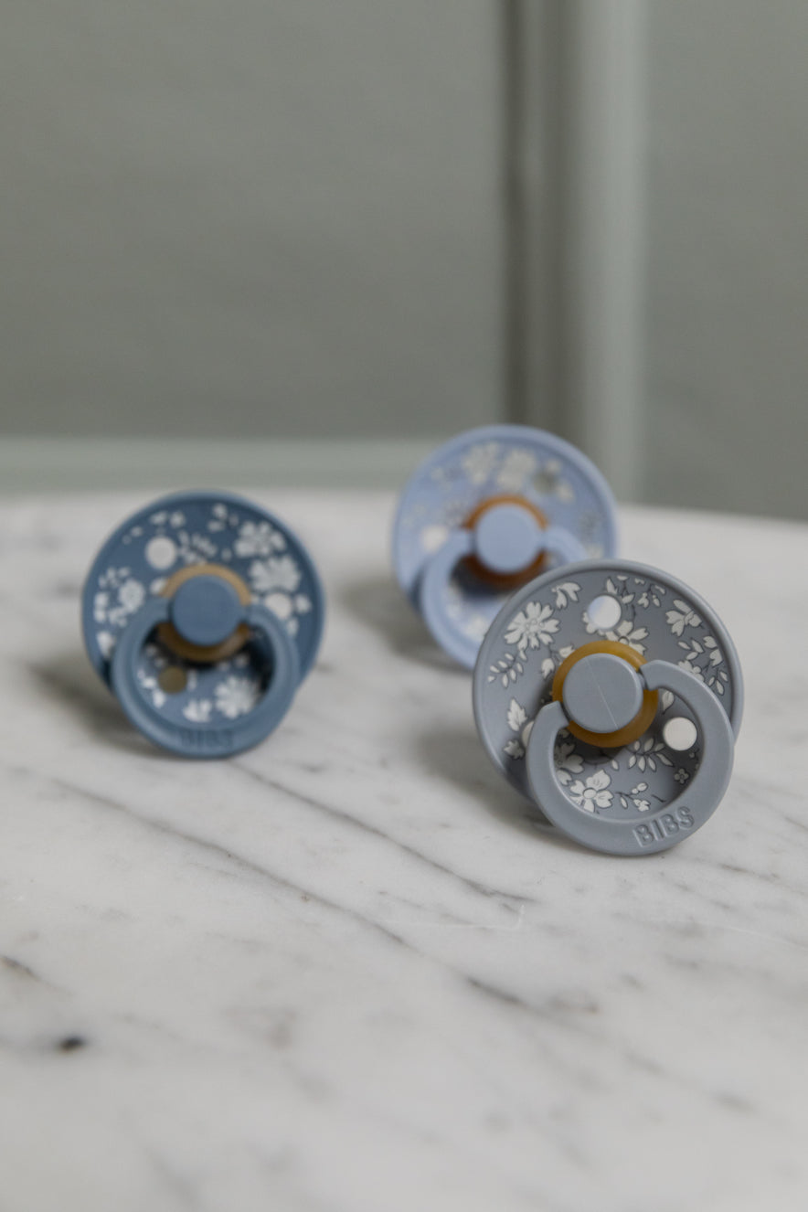 BIBS knupīša komplekts 1. izmērs (0 - 6 mēneši) Liberty Chamomile Lawn Baby Blue Mix