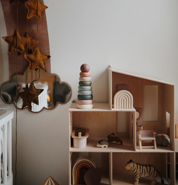 Mushie izglītojošo rotaļlietu gredzenu tornis — dabiskas krāsas (oriģināls)