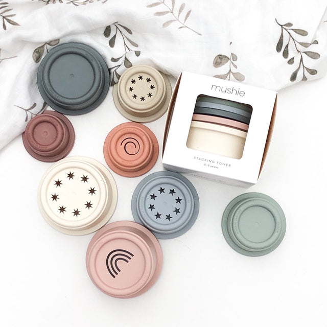 Mushie izglītojošo rotaļlietu krūzes tornis - Ziedlapu krāsas