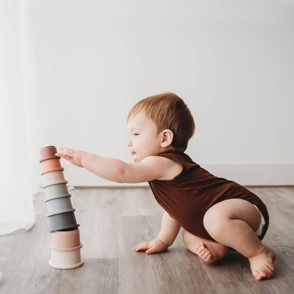 Mushie izglītojošo rotaļlietu krūzes tornis — meža krāsas (mežs)