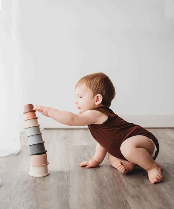 Mushie izglītojošo rotaļlietu krūzes tornis - Ziedlapu krāsas