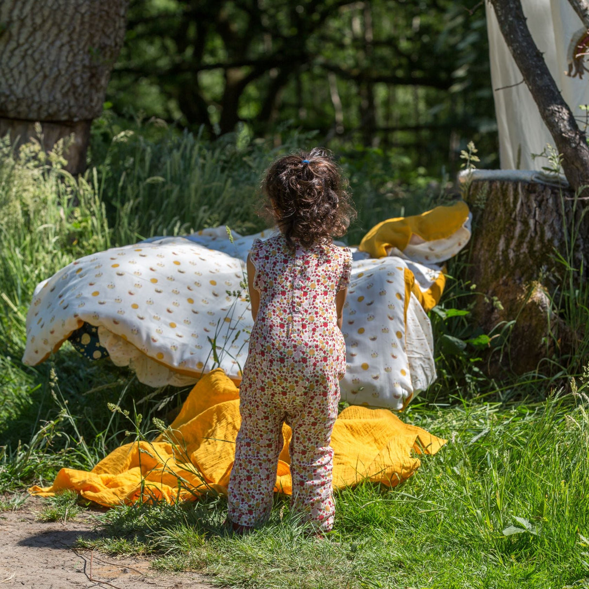 Little Green Radicals svītrainais kombinezons ar saullēkta rakstu