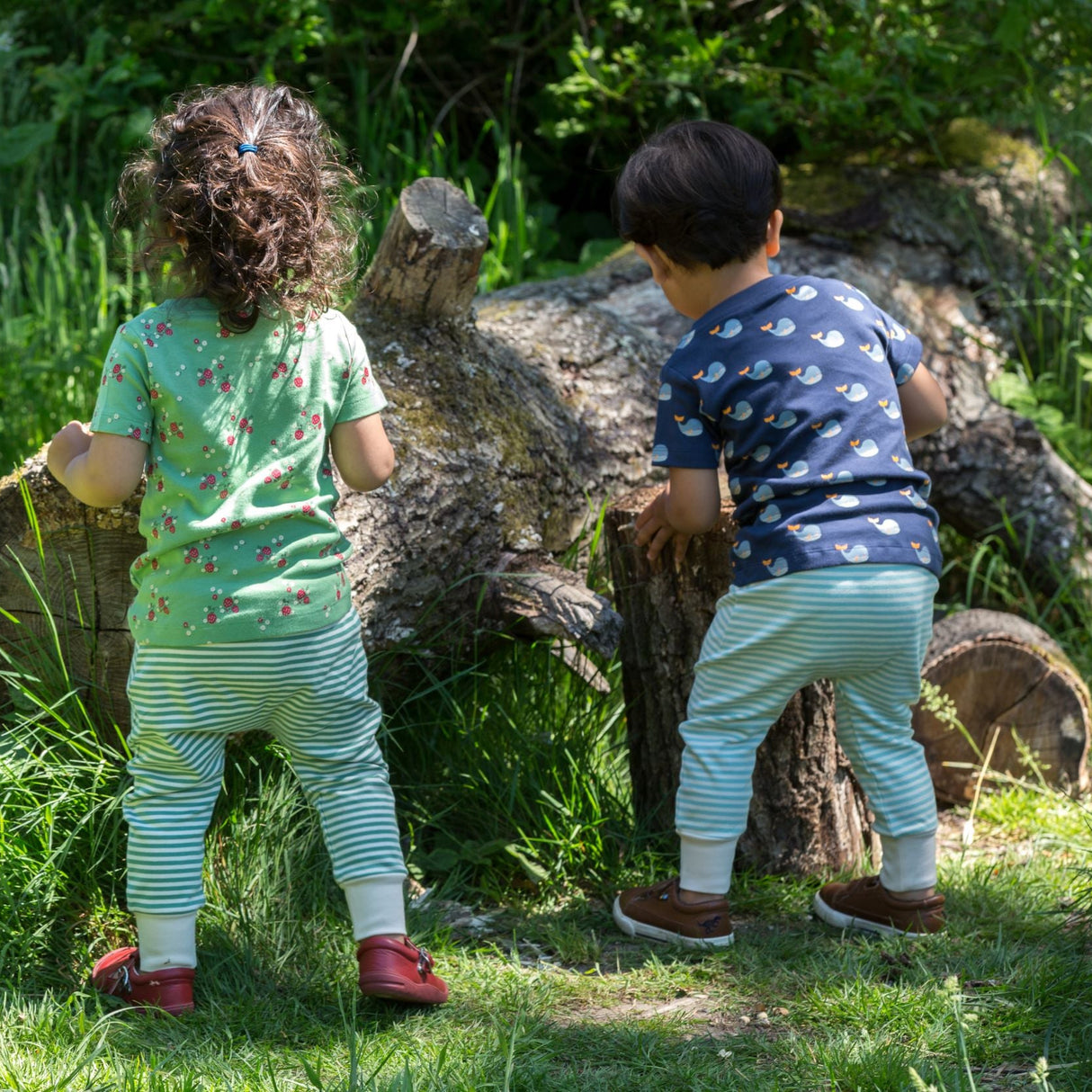 Mazo zaļo radikāļu Giraffe Days komplekts (T-krekls un bikses)
