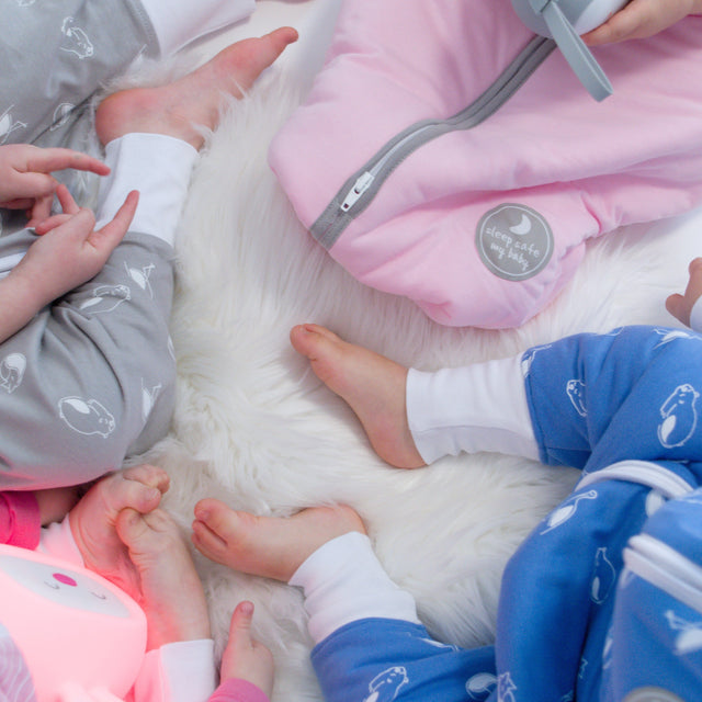 Natulino LITTLE WALKERS trīsslāņu guļammaiss mazuļiem White Little Grey Leaves & Warm Grey