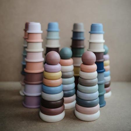 Mushie izglītojošo rotaļlietu gredzenu tornis — dabiskas krāsas (oriģināls)