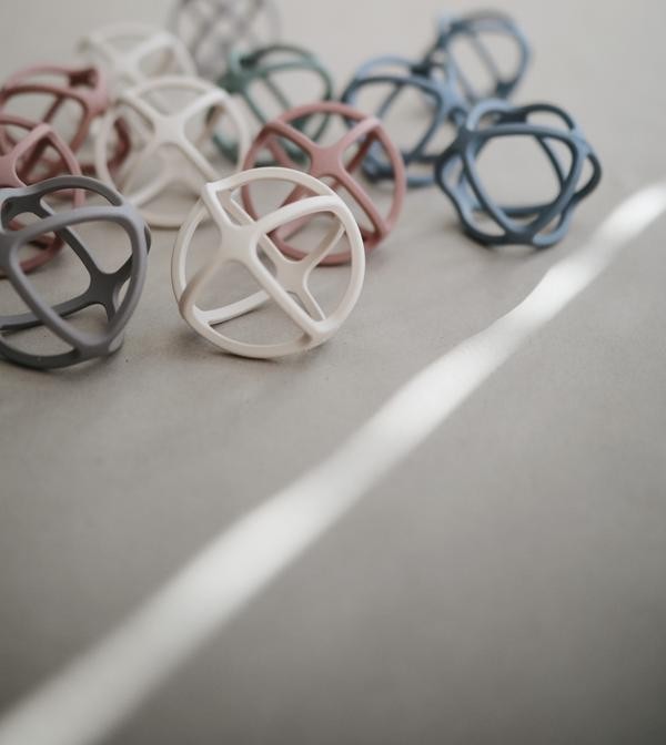 Mushie silikona košļājamā bumbiņa Tradewinds