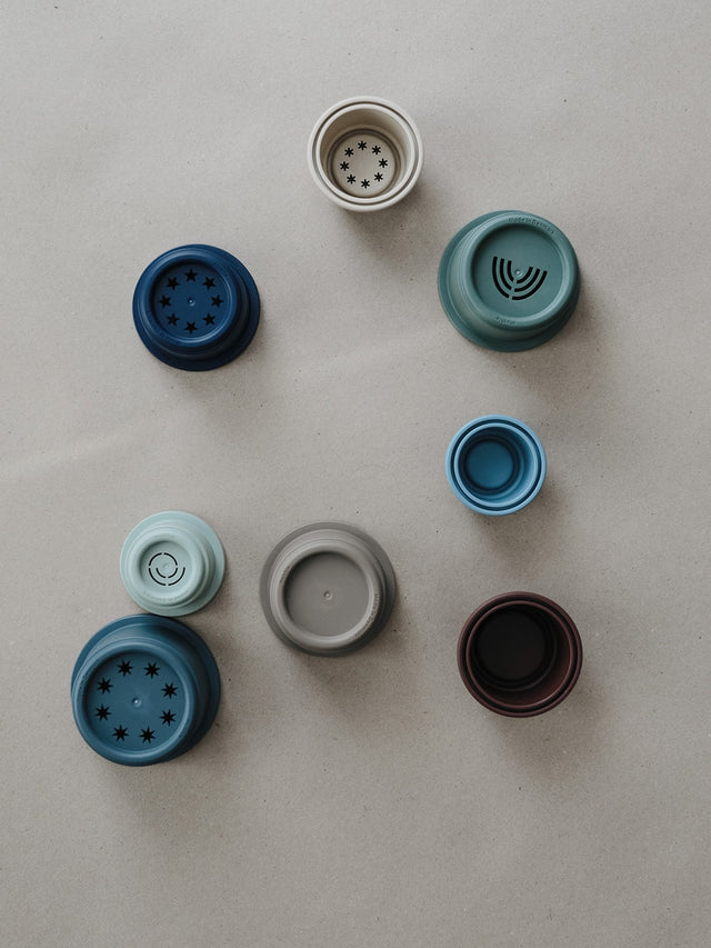 Mushie izglītojošo rotaļlietu krūzes tornis - Ziedlapu krāsas