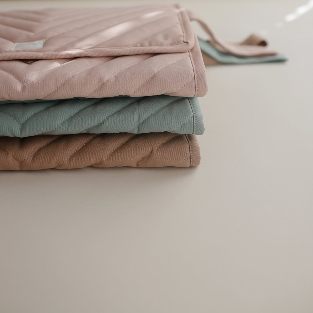 Mushie (ceļojumu) pārģērbšanās paklājiņš Vaigu sārtums