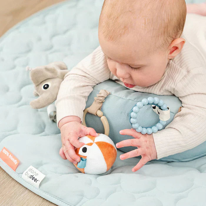 Pilvuko laikas (tummy time): kodėl jis toks svarbus ir kaip pradėti be ašarų