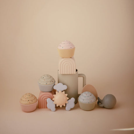 Mushie izglītojošo rotaļlietu krūzes tornis — primārās krāsas (oriģināls) 