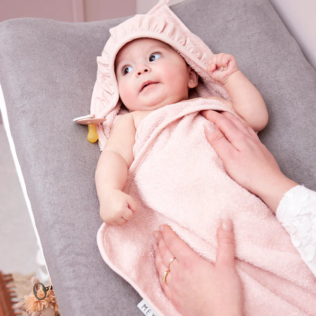 Meyco Baby medvilninis vonios rankšluostis su gobtuvu 80 × 80 cm, Soft Pink – Terry Ruffle