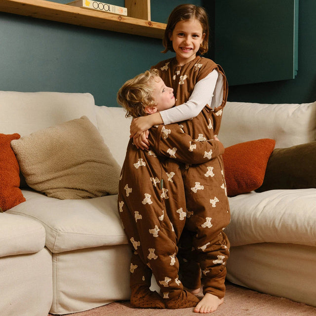 Molis&Co pižama - miegmaišis su rankovėmis, kojytėmis ir atverčiamomis kojinėmis TOG 1 Teddy Mocca