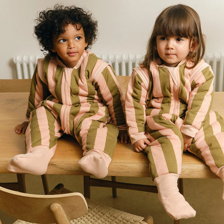 Molis&Co pižama - miegmaišis su rankovėmis, kojytėmis ir atverčiamomis kojinėmis TOG 2.5 Khaki & Rose Stripes