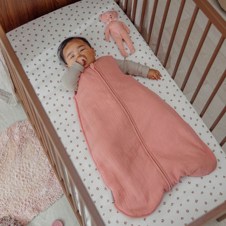 Meyco Baby medvilninė paklodė su guma 60 × 120 cm, Mini Panther Soft Pink – Jersey