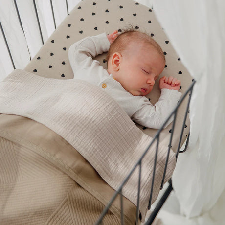 Meyco Baby medvilninė paklodė su guma 60 × 120 cm, Sweet Heart Soft Sand/Black