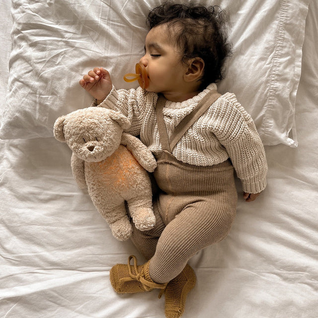 Moonie 2.0 organiskais lācīša miega spilvens - kapučīno ar skaņas ierakstīšanas funkciju 