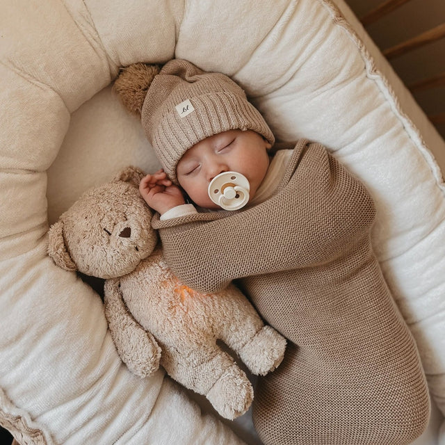 Moonie 2.0 organiskais lācīša miega spilvens - kapučīno ar skaņas ierakstīšanas funkciju 