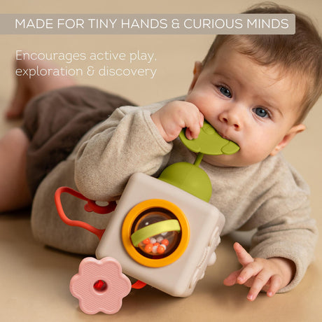 Taf Toys lavinamasis sensorinis žaislas kubas Peek & Play Cube
