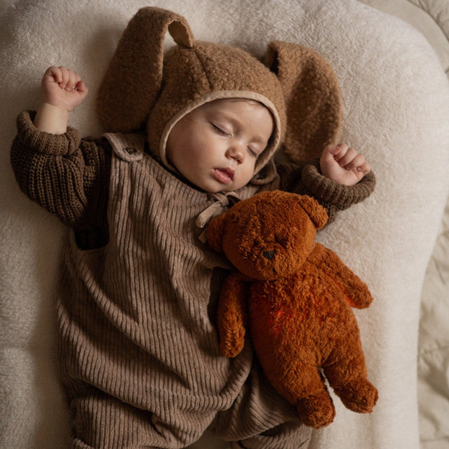 Moonie 2.0 organiskais lācīša miega spilvens - kapučīno ar skaņas ierakstīšanas funkciju 