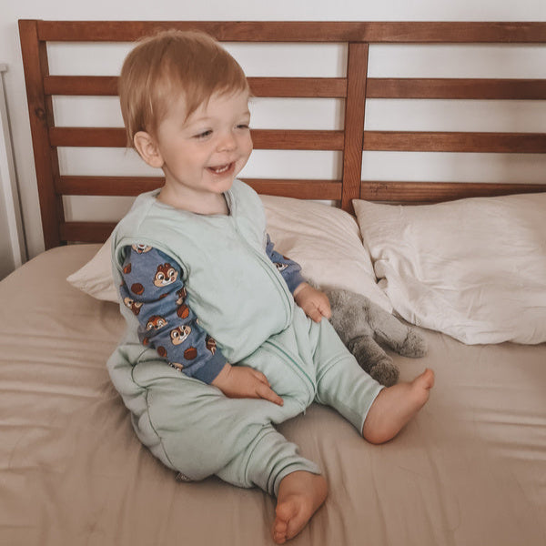 Natulino NATURALS LITTLE WALKERS™ divslāņu guļammaiss GOTS ciemnoniebieski (tumši zils)