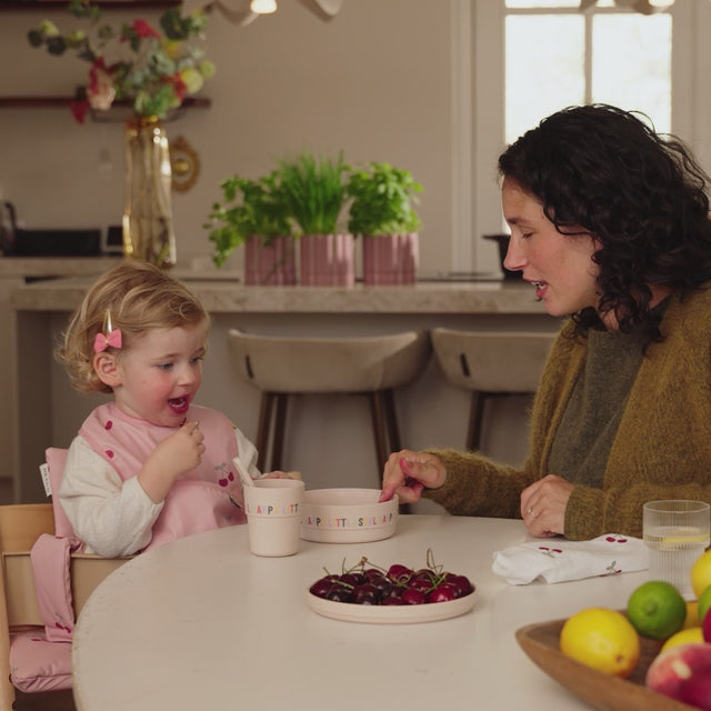 Meyco Baby neperšlampamas seilinukas su rankovėmis 6–24 mėn., Cherry Soft Rose