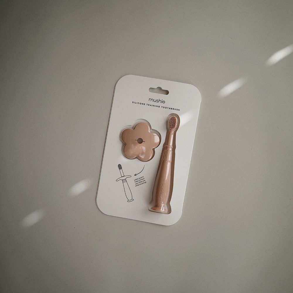 Mushie izglītojoša silikona zobu birste (Blush) 