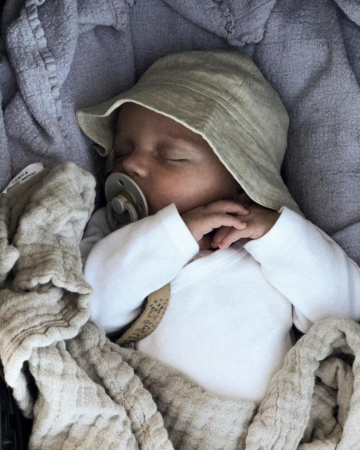 BIBS knupīša komplekts 2. izmērs (6 - 18 mēneši) Anatomical Baby Blue / Benzīns 