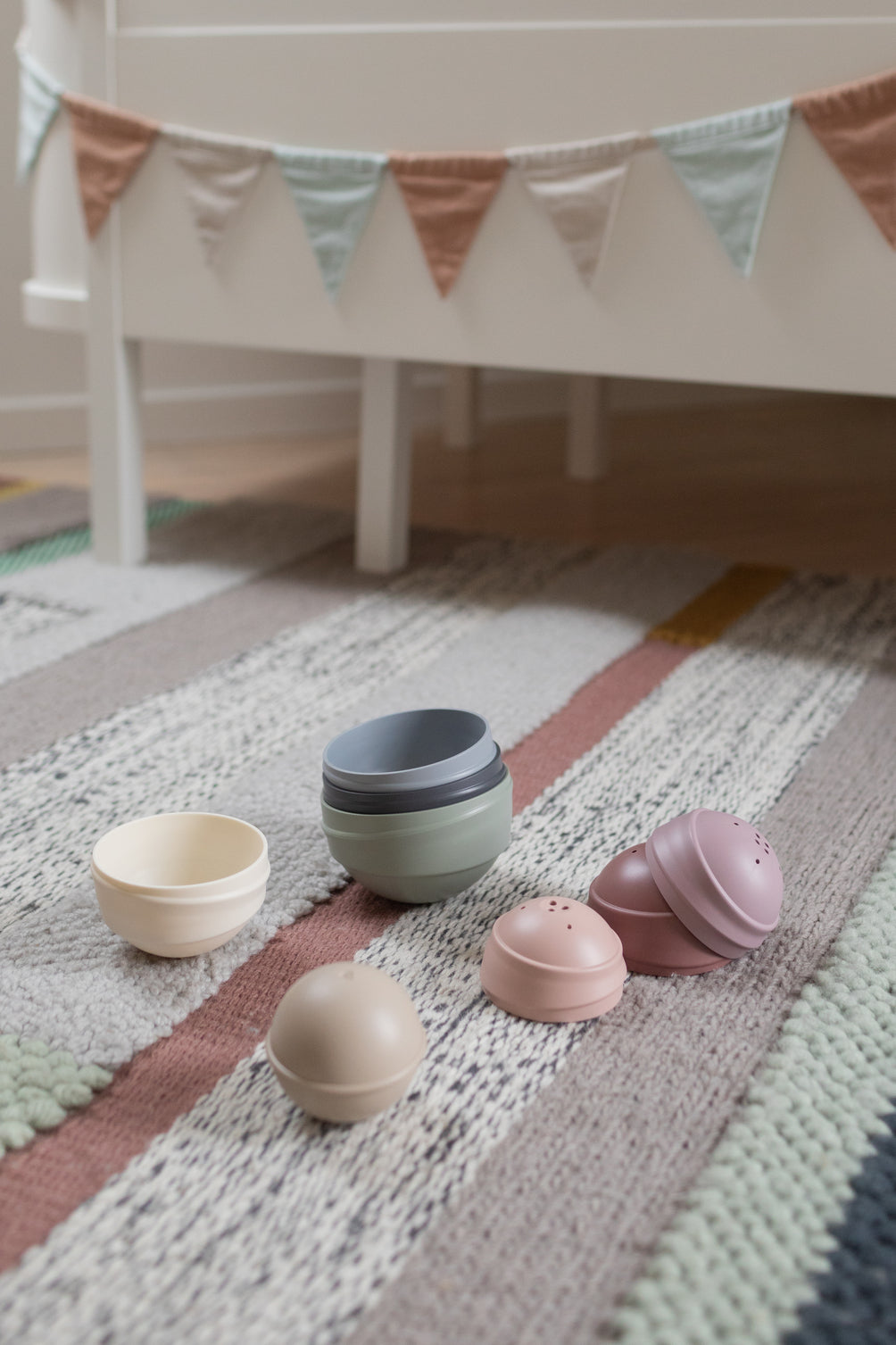 BIBS izglītojošs rotaļlietu šūpošanās tornis Bright Rainbow 