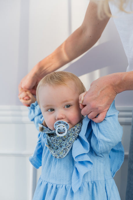 BIBS Liberty Bib Bandana kumelīšu zāliens Baby Blue