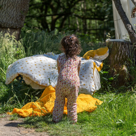 Little Green Radicals svītrainais kombinezons ar saullēkta rakstu