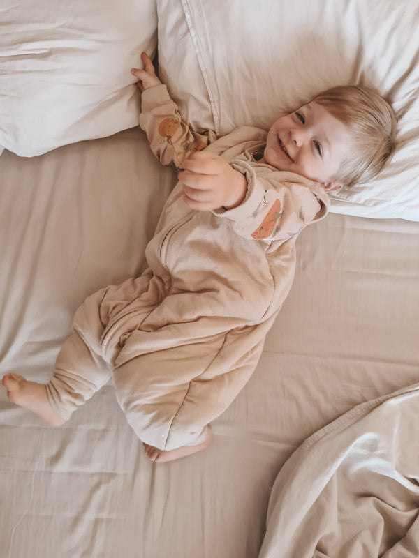 Natulino NATURALS LITTLE WALKERS™ trīsslāņu bērnu guļammaiss bēšā krāsā