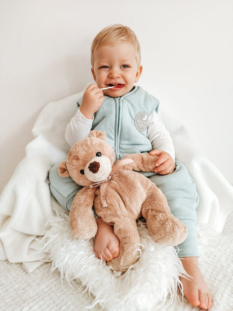 Natulino NATURALS LITTLE WALKERS™ trīsslāņu bērnu guļammaiss celadonā (piparmētru krāsā)